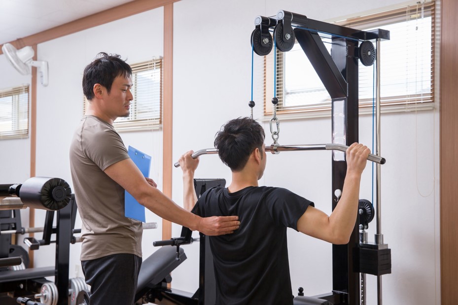 トレーニングする男性